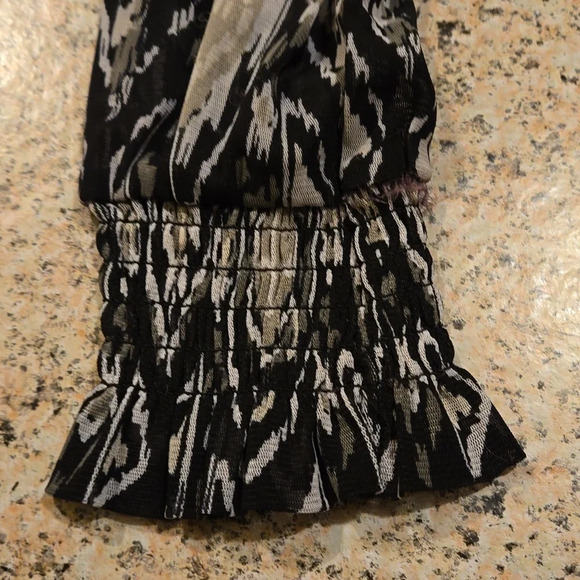 Rose+Olive  Stretchy Flared Bottom Long Sleeve Top Black & White Women sz Small - Picture 9 of 13